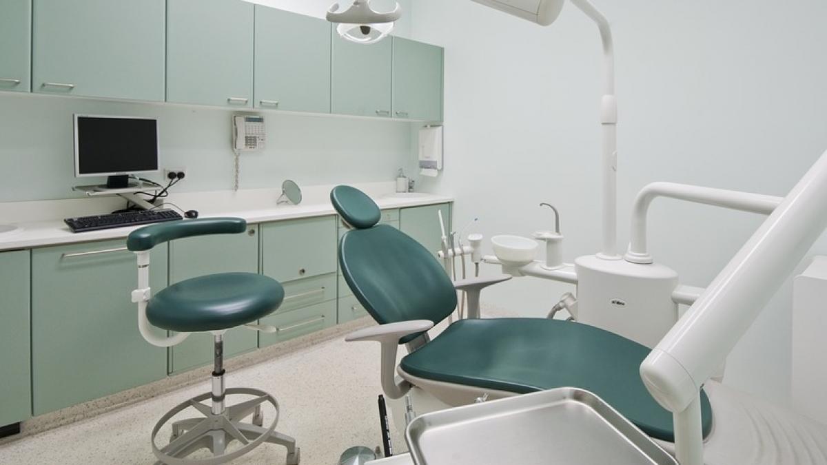 medic stomatolog din capitala amendat cu 10 000 de lei pentru ca un hot i a jefuit cabinetul