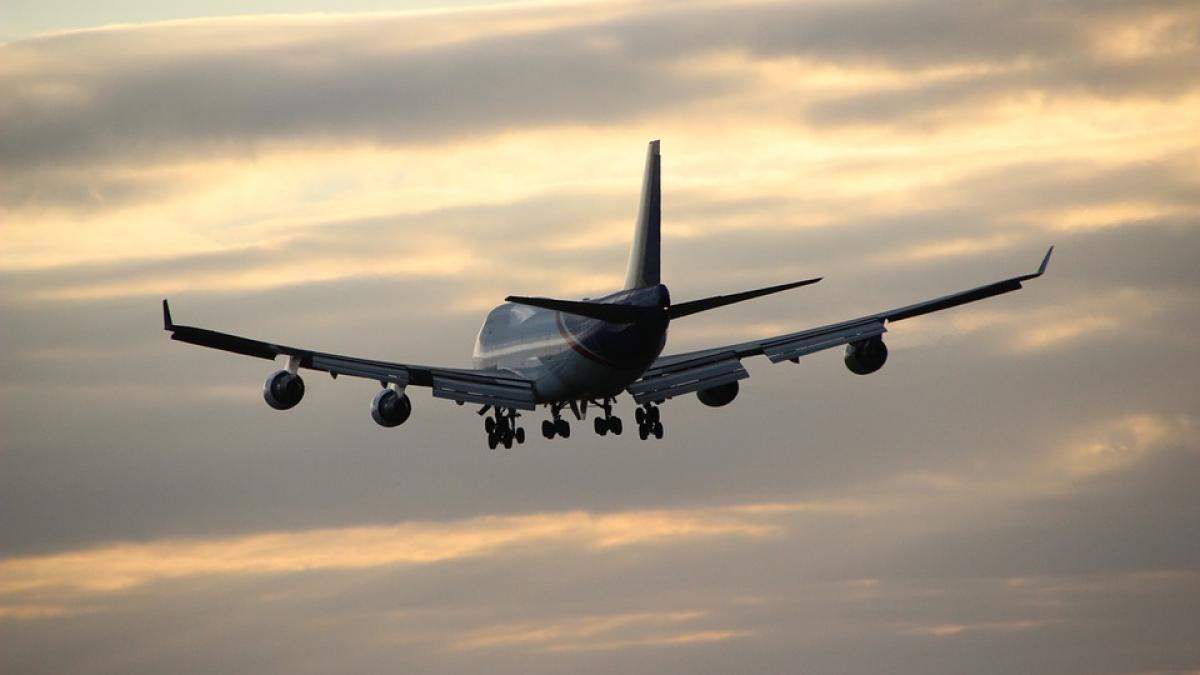 panica la bordul unei aeronave motorul a inceput sa se dezintegreze in zbor sub ochii pasagerilor