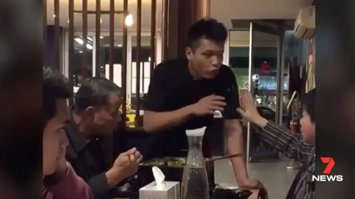 s a dus la un restaurant impreuna cu mai multi prieteni a mancat insa cand i a venit nota de plata