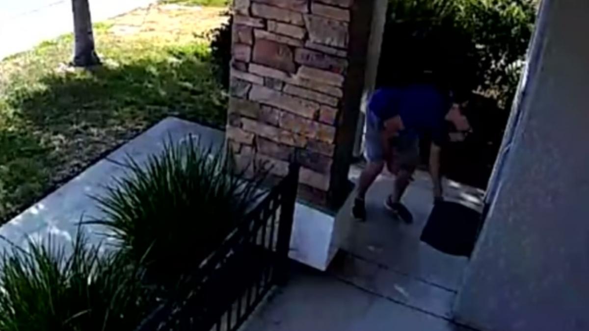 a vazut un barbat la usa ei si i a fost teama sa ii deschida dar cand a verificat camera video a