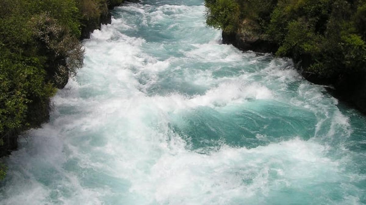 sfarsit trafic pentru un barbat care s a aplecat sa si ridice telefonul de pe malul unui parau