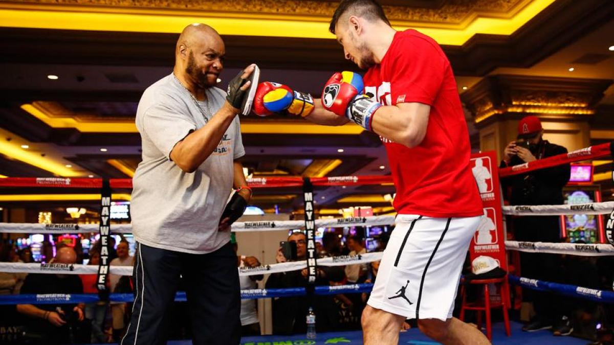 ronald gavril se bate pentru titlul mondial in versiunea wbc in direct la antena 3 duminica