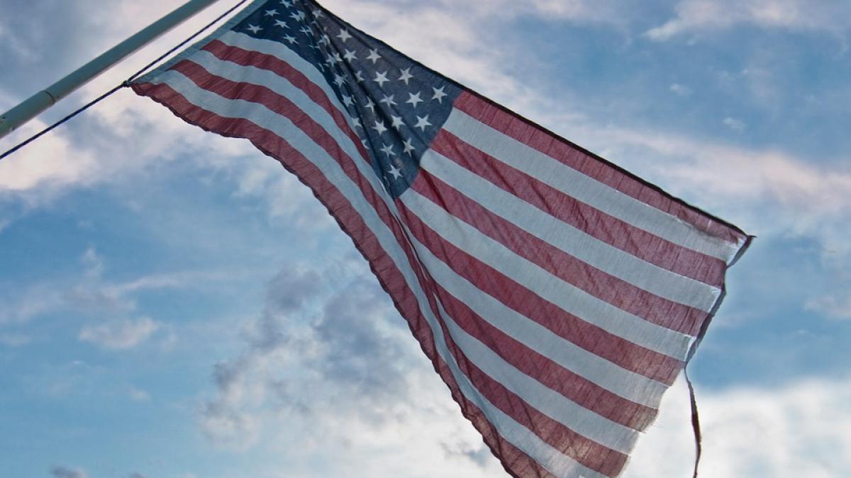 steagul statelor unite a fost vandalizat si inlocuit cu cel folosit de isis