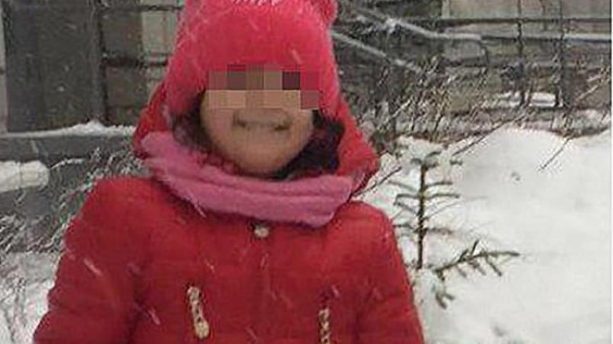 fetita de trei ani moarta dupa ce educatoarele au uitat o afara si a inghetat