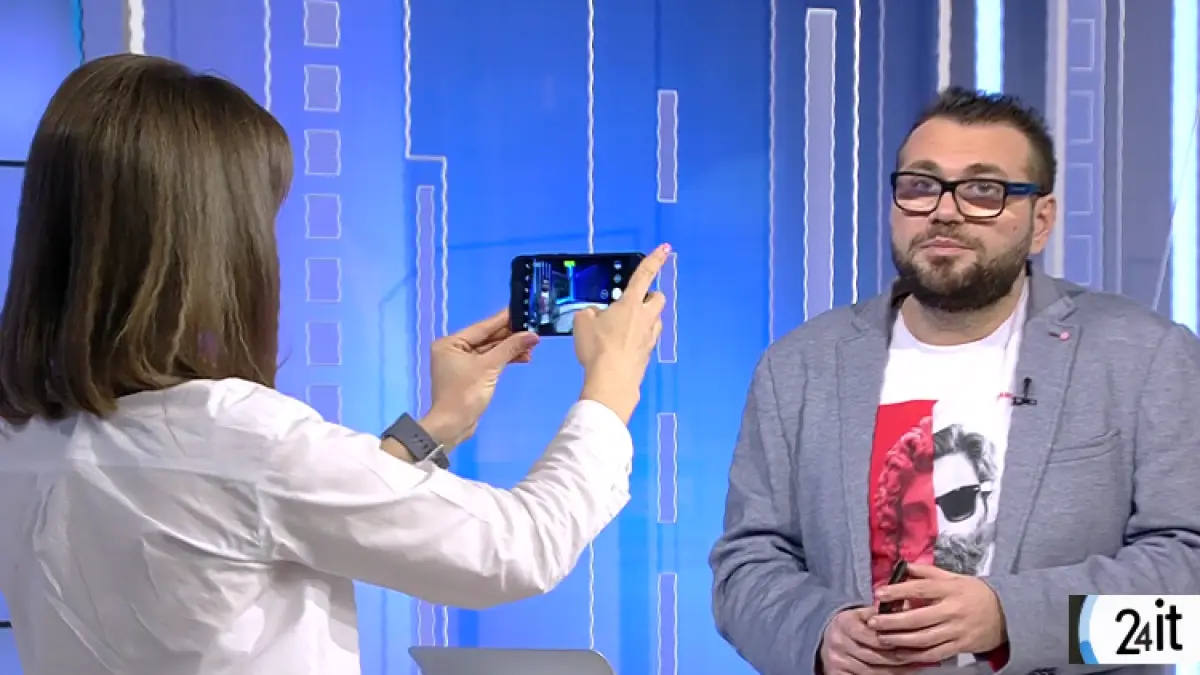 24 it proba foto cat te poti baza pe camera telefonului