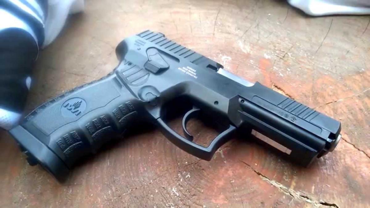 elev din arad cu pistolul la scoala