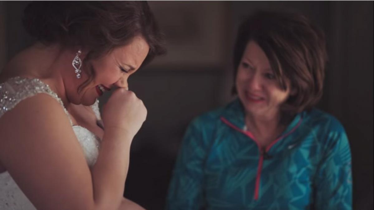 inainte de nunta mama a venit la ea cu o bucata de panza alba cand a deschis o a gasit in interior