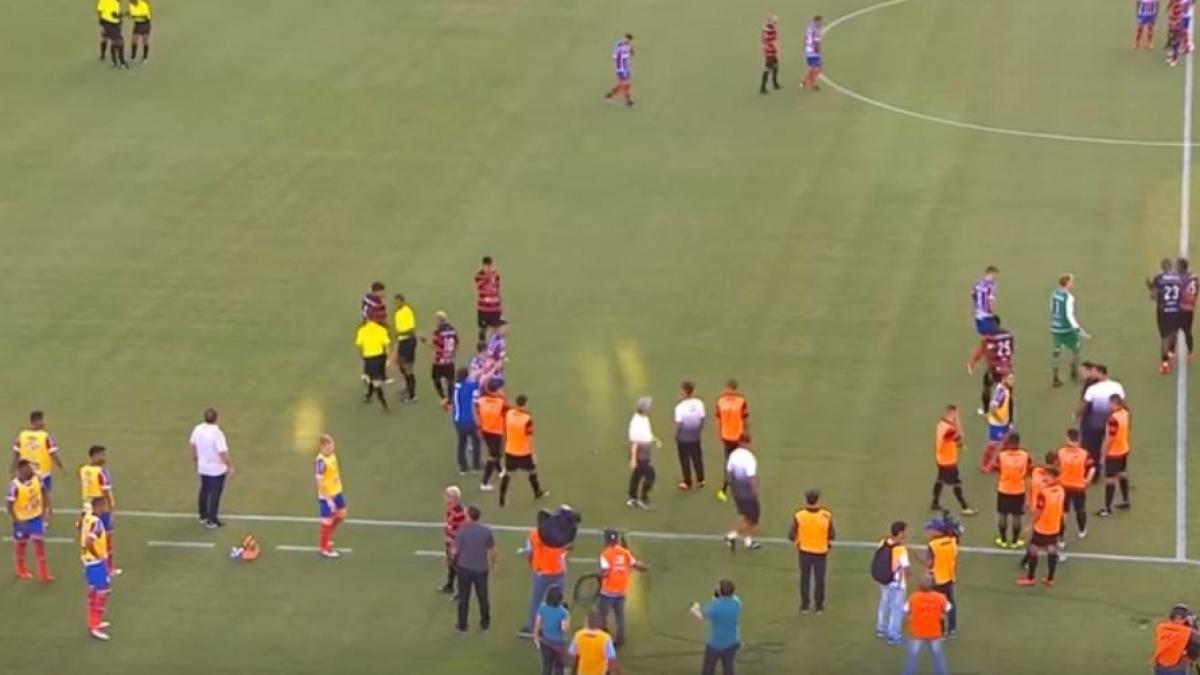 meci de fotbal oprit din cauza unei batai generale care a lasat o echipa cu doar sase jucatori