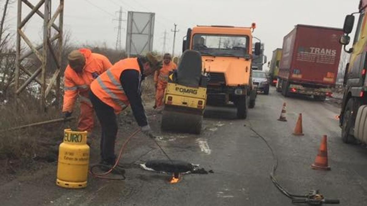 imagini revoltatoare drum european asfaltat cu butelia