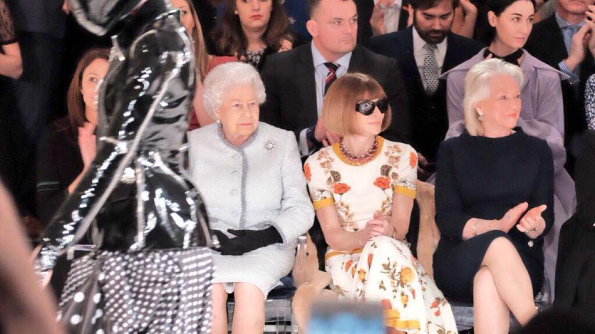 imagini surprinzatoare cu regina marii britanii in primul rand la o prezentare de moda foto