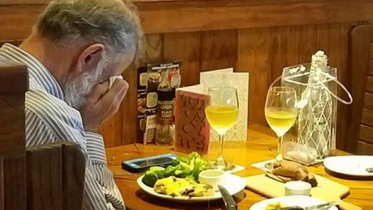 lua pranzul intr un restaurant cand a vazut un batranel singur la masa de alaturi s a uitat mai