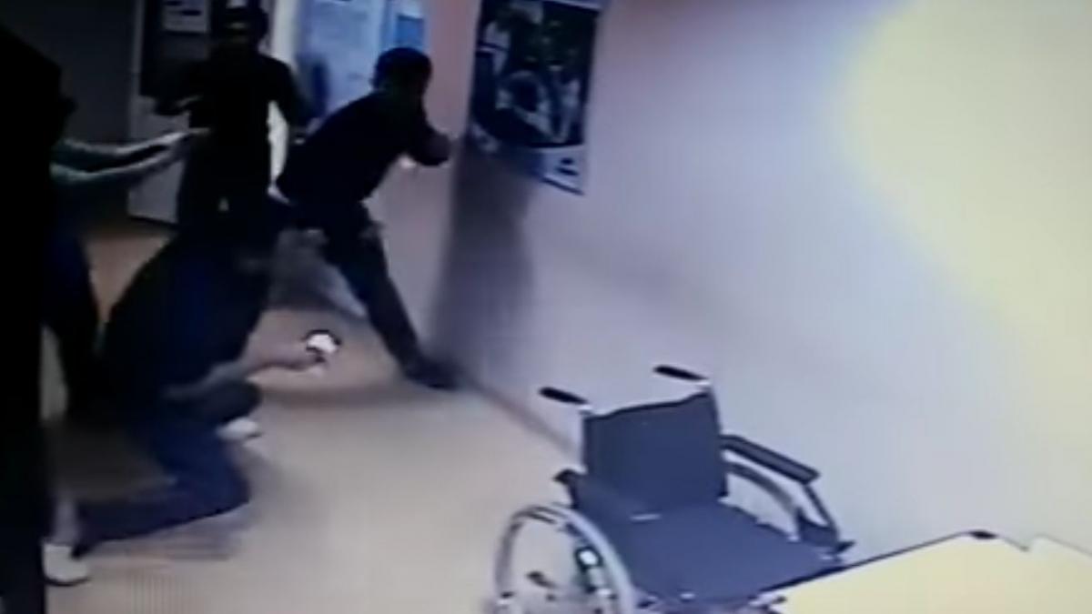 medic snopit in bataie pe holurile spitalului