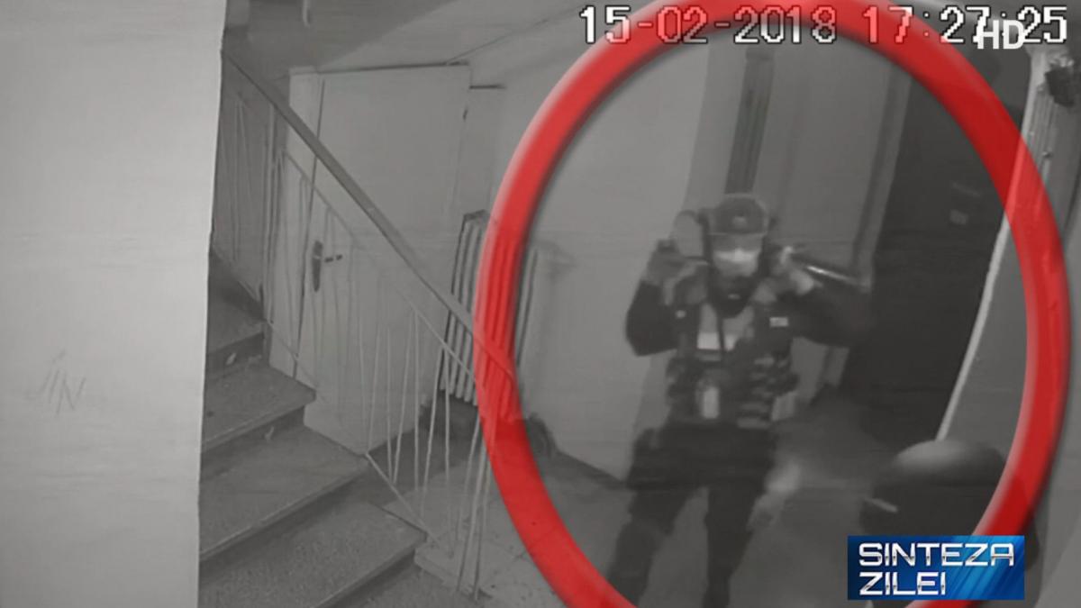 oamenii legii au rupt usa nevinovatilor mascatii au gresit adresa