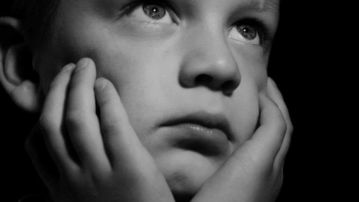 copil de cinci ani blocat in casa la constanta vecinii au fost alertati de plansetele si tipetele