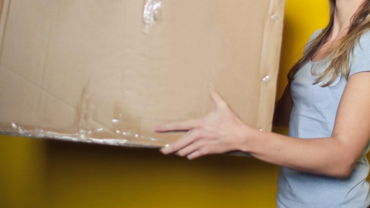 o moldoveanca a primit un colet in italia politistilor nu le a venit sa creada ce au gasit inauntru