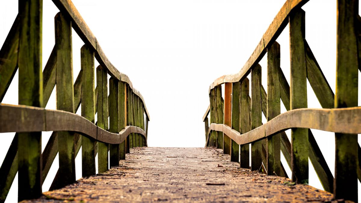 se intorcea acasa cand a vazut o femeie lesinata sub un pod s a apropiat de ea si a avut un soc