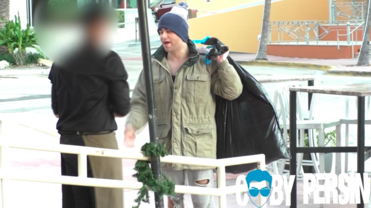 un om al strazii s a dus la un restaurant insa un chelner a refuzat sa l serveasca in cateva minute