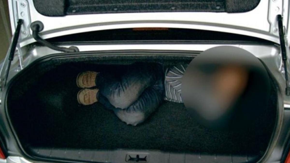 minor pedepsit in stil mafiot de doi tineri pentru furtul unui telefon mobil l au dus pe camp si l