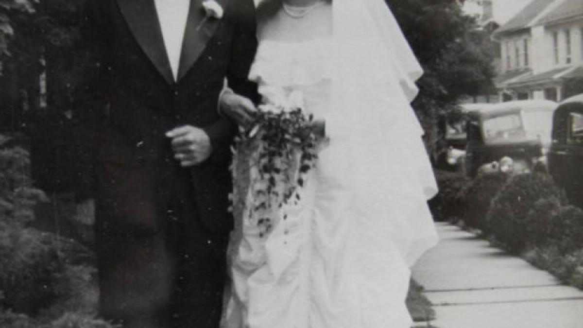 motivul emotionant pentru care o mireasa a purtat o rochie din parasuta in ziua nuntii foto