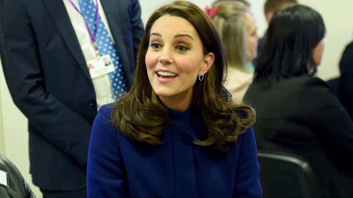 motivul pentru care kate middleton poarta un plasture pe mana tot timpul