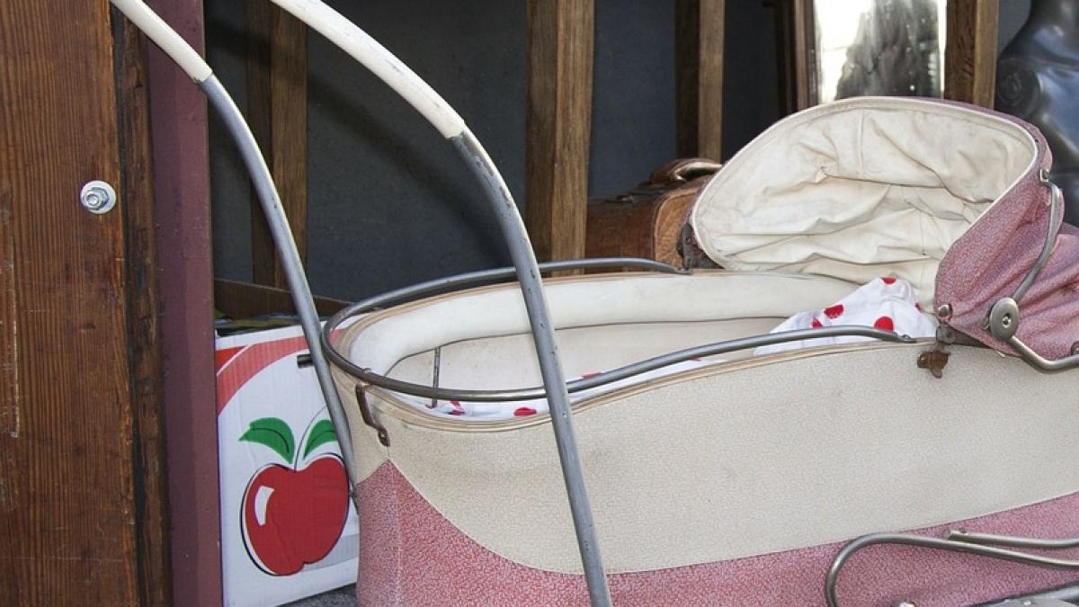 o femeie lasa zilnic un carucior gol in fata casei dintr un motiv induiosator