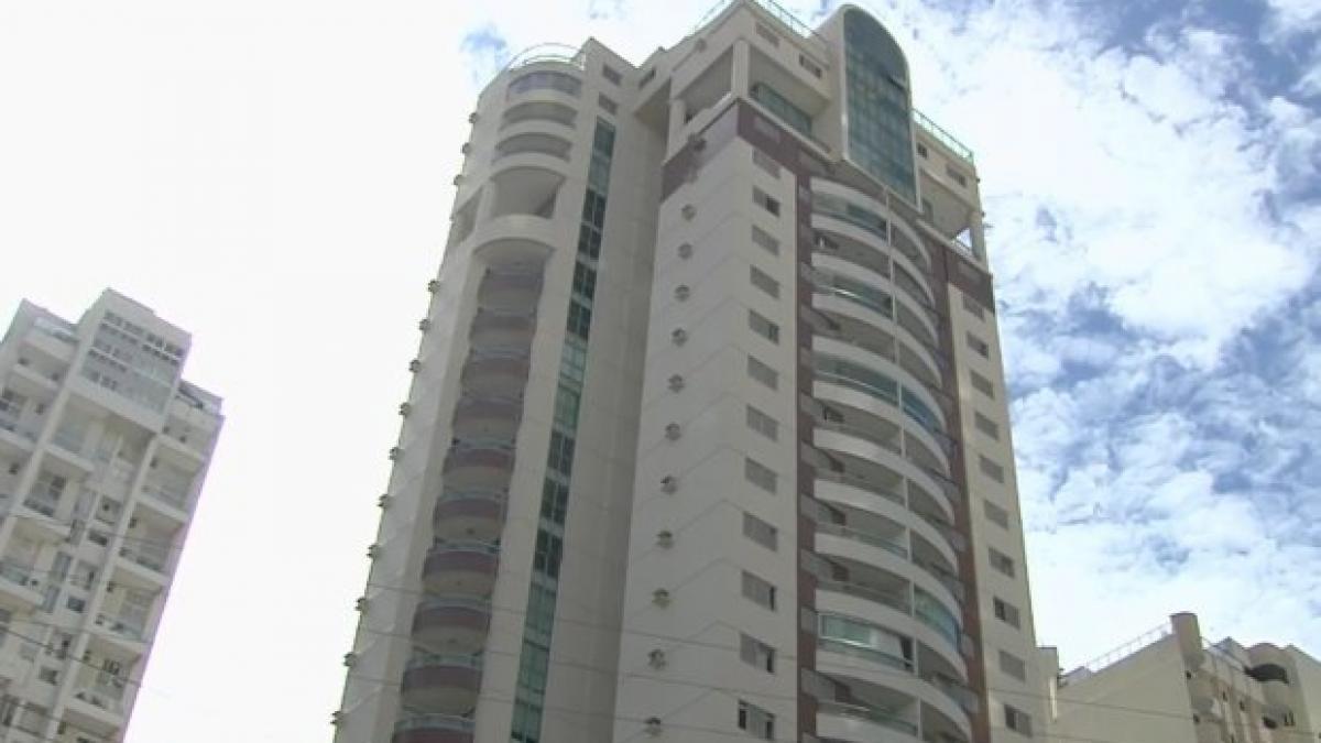 se uita la blocul vecin cand a avut un soc la etajul noua a vazut ceva de neimaginat foto