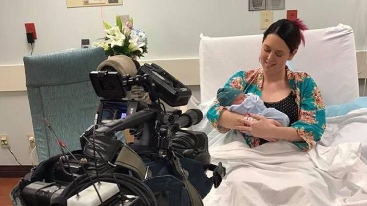 situatie inedita in statele unite o prezentatoare de radio a nascut in timpul emisiunii sale