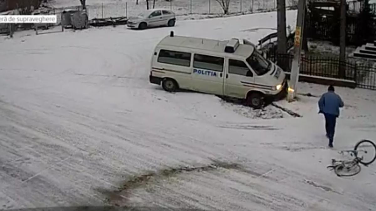 un tata a murit strivit sub duba politistilor care a derapat pe un drum cu gheata si zapada din