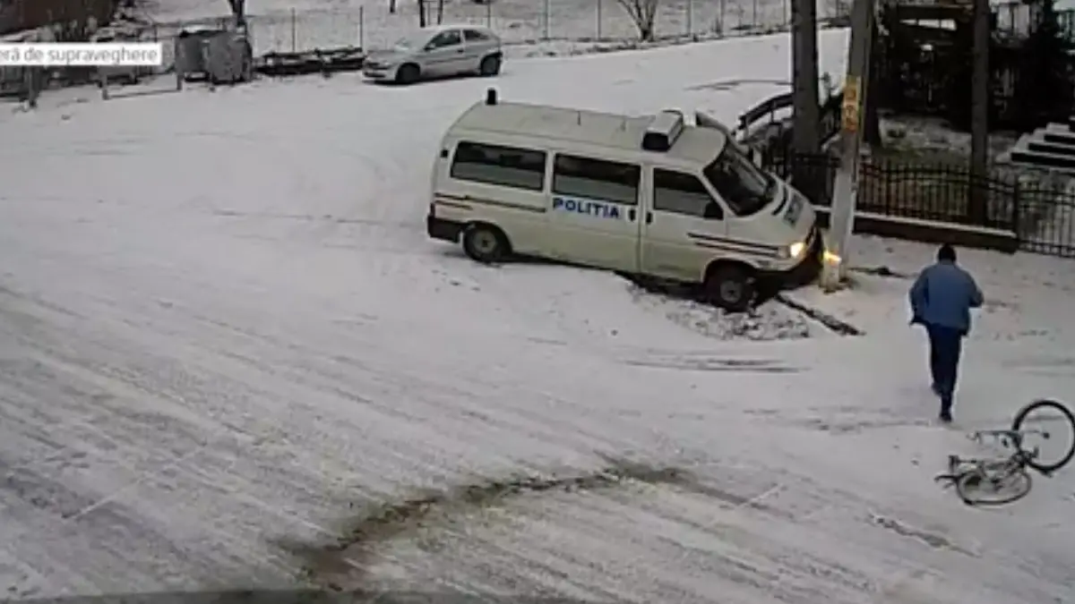 un tata a murit strivit sub duba politistilor care a derapat pe un drum cu gheata si zapada din
