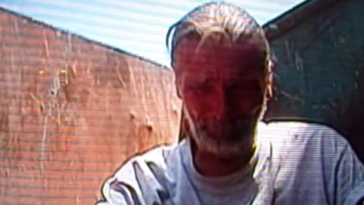 a gasit o valiza aruncata intr o ghena de gunoi cand a deschis o nu i a venit sa creada ce vede in