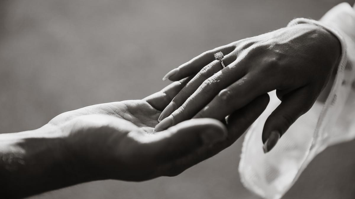 cea mai creativa cerere in casatorie unde a ascuns un tanar inelul de logodna