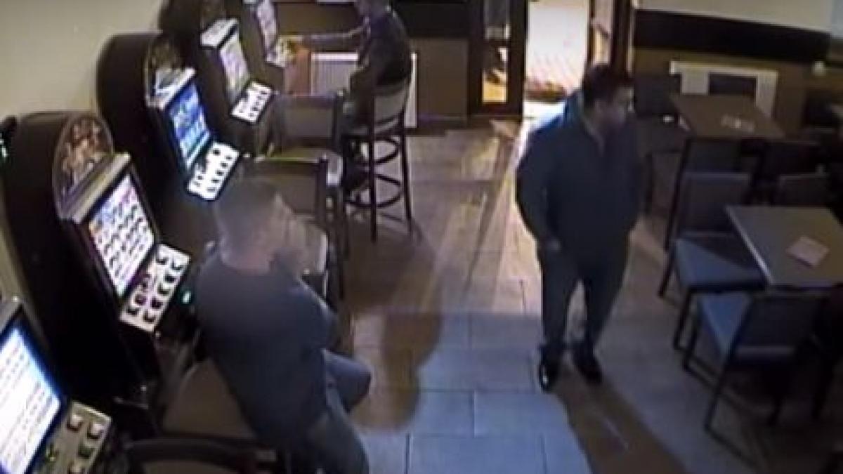 doi agenti de paza cercetati penal dupa ce au luat la bataie mai multi clienti