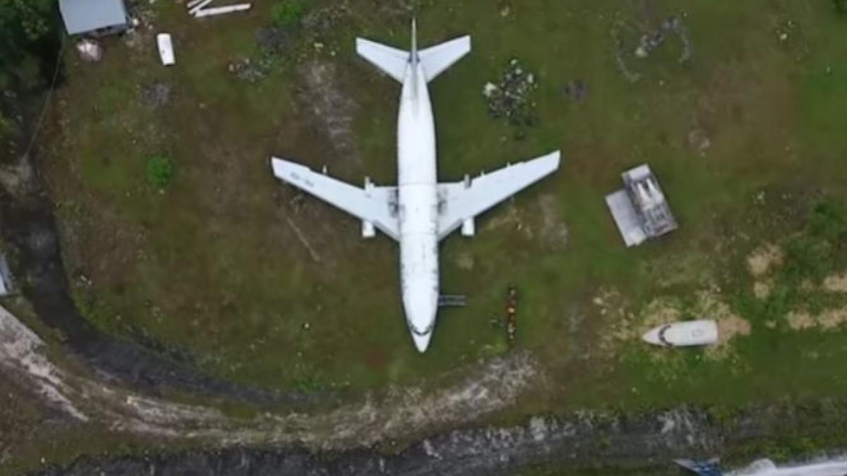 un avion misterios a fost abandonat pe un camp din bali nimeni nu stie cum a ajuns acolo video
