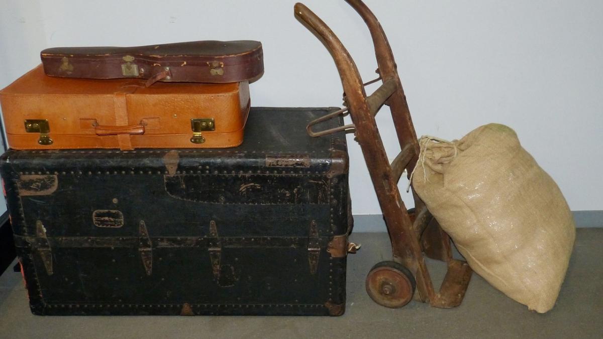 am aruncat un geamantan la ghena sambata dimineata la 8 00 ne au trezit niste batai puternice in usa