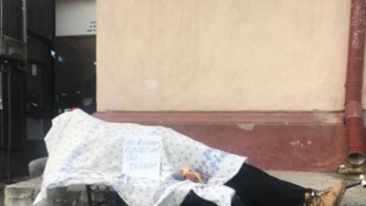 doi tineri din braila au iesit cu un mort la cersit pe strada va rog ajutati ne sa l ingropam ce au