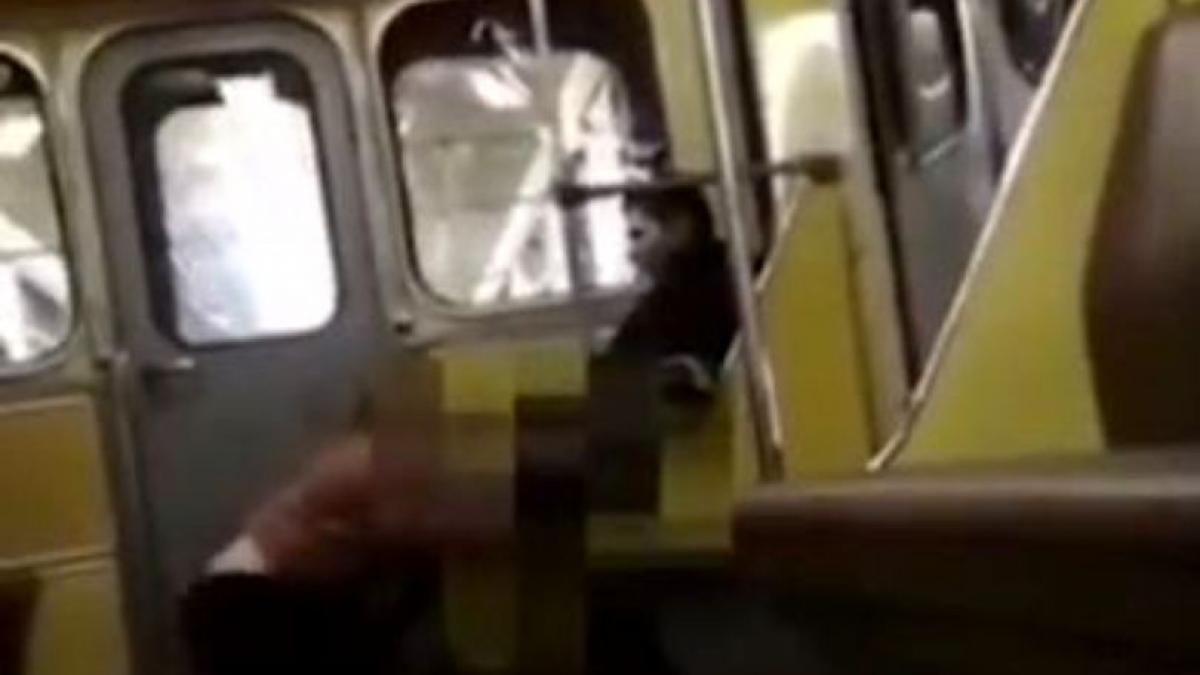 imagini socante surprinse in metrou femeia s a ridicat a pus poseta alaturi si a inceput sa video