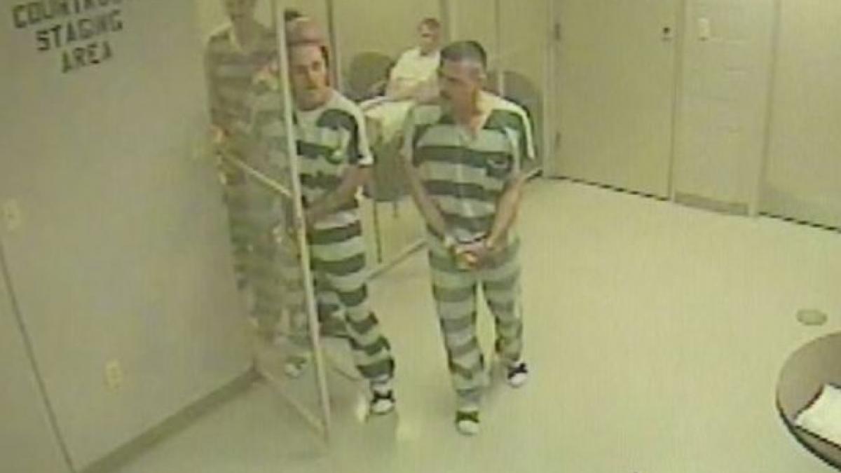 scene incredibile intr un tribunal din texas ce au facut detinutii dupa ce gardianul care i pazea a