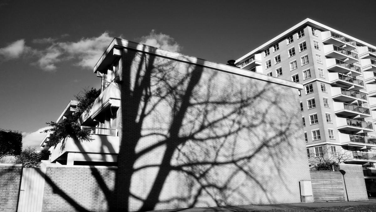 o fetita de 12 ani a murit dupa ce a cazut de la etajul opt