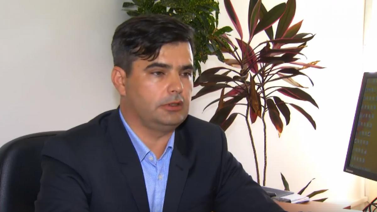 politikix platit cu 11 000 de lei pe luna ca sa se balbaie