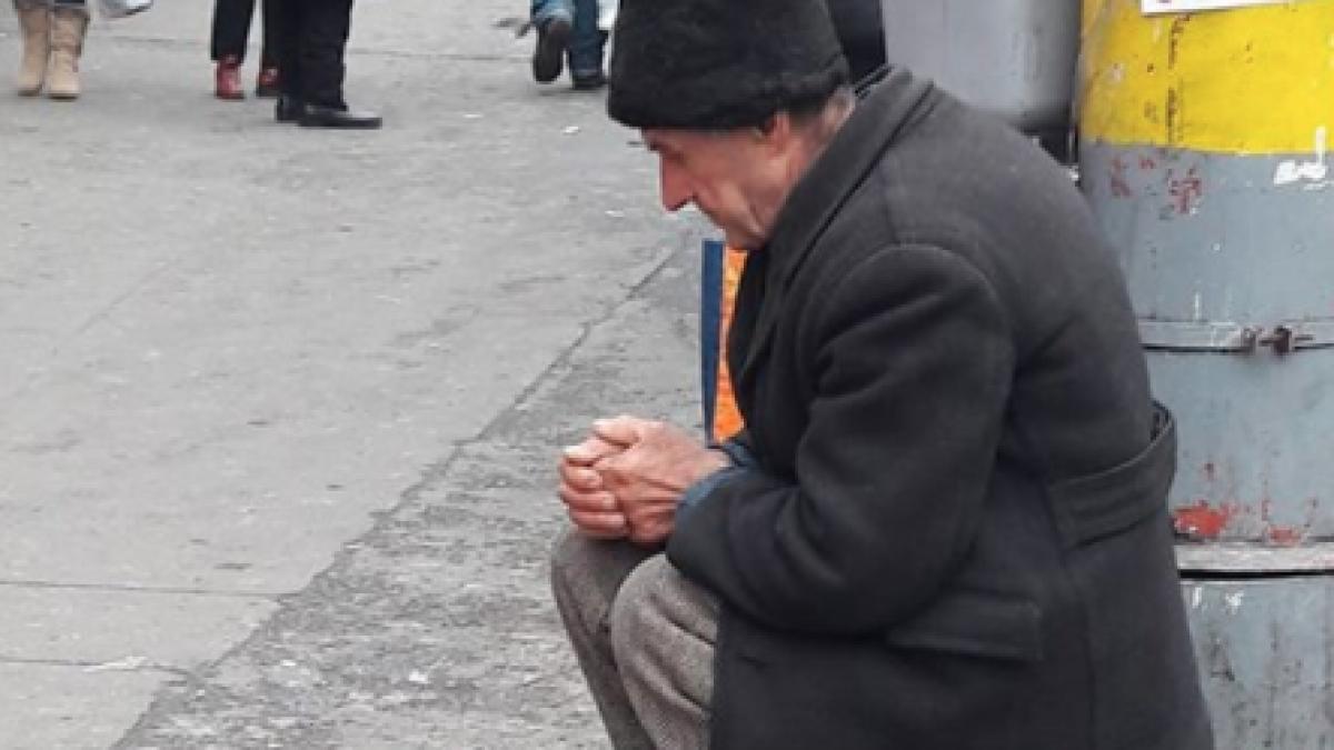 acest batran sta zilnic si ingheata de frig pe o strada din cluj nu cerseste se simte prost si