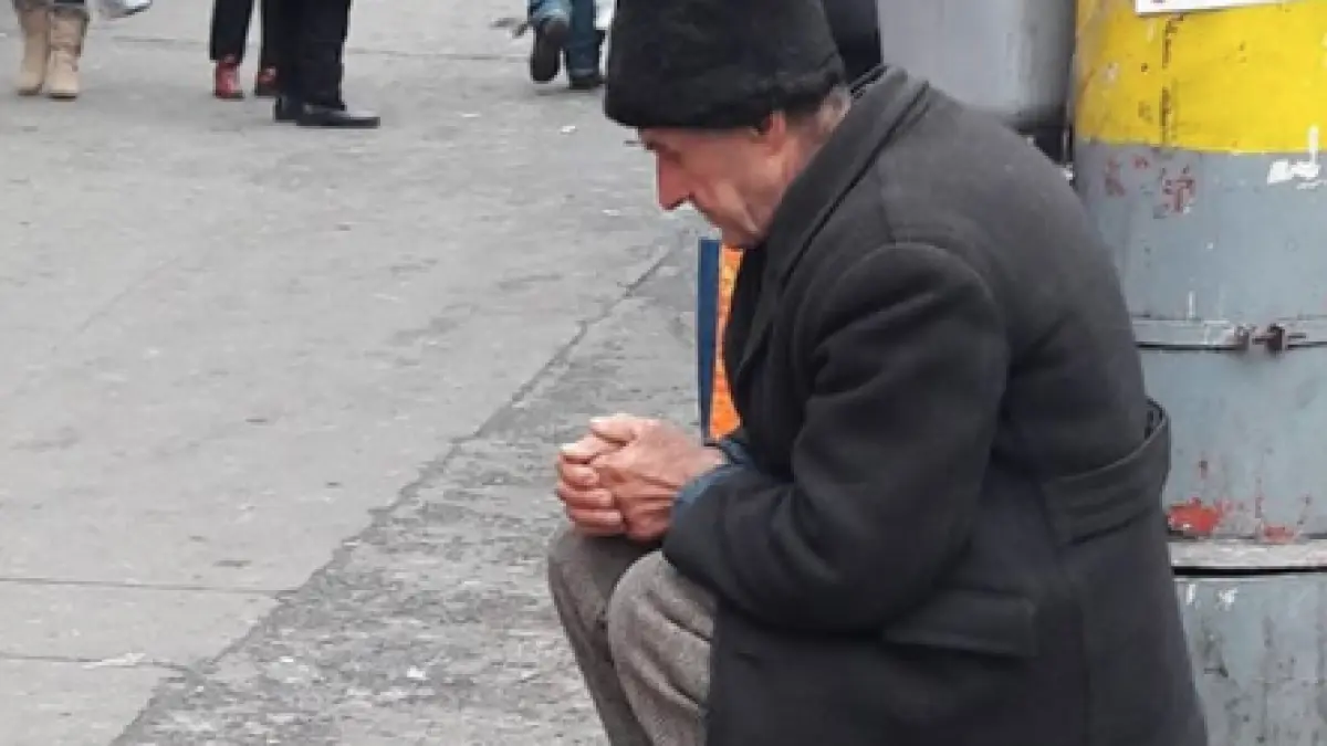 acest batran sta zilnic si ingheata de frig pe o strada din cluj nu cerseste se simte prost si