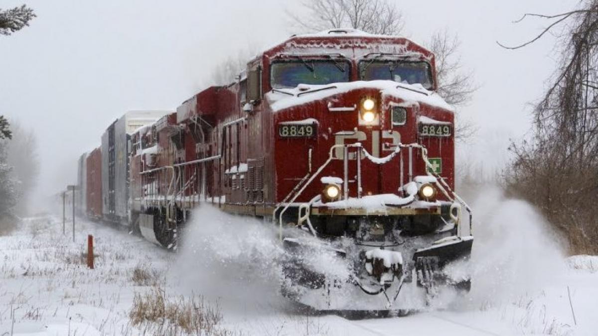 clipe de groaza pentru pasagerii unui tren podeaua acestuia s a prabusit in mers