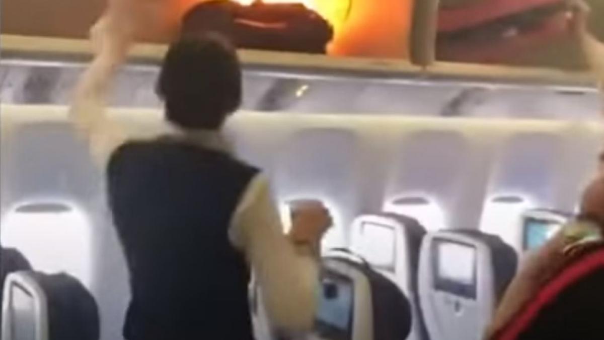 panica la bordul unui avion o baterie a luat foc pasagerii evacuati de urgenta video