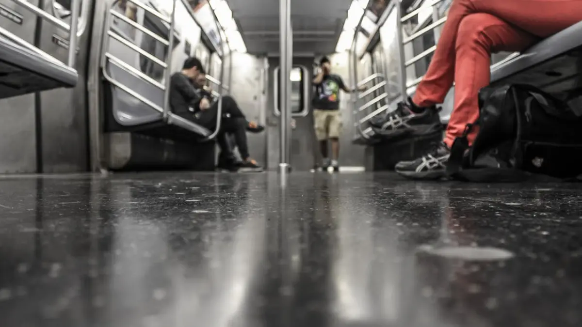 se afla in metrou cand o femeie i a pus in brate un bilet cand l a citit tanara s a prabusit la