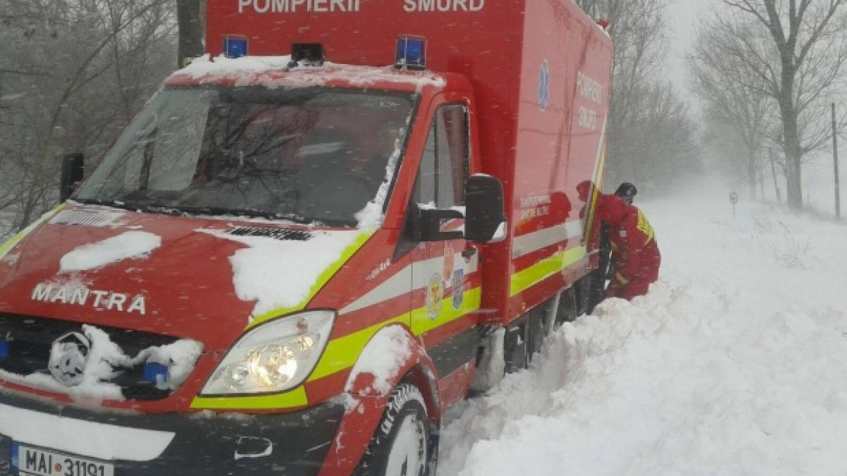 Vremea aduce primele probleme. O femeie gravidă, pe cale să nască, a fost preluată de o șenilată. Drumul era închis circulației din cauza viscolului