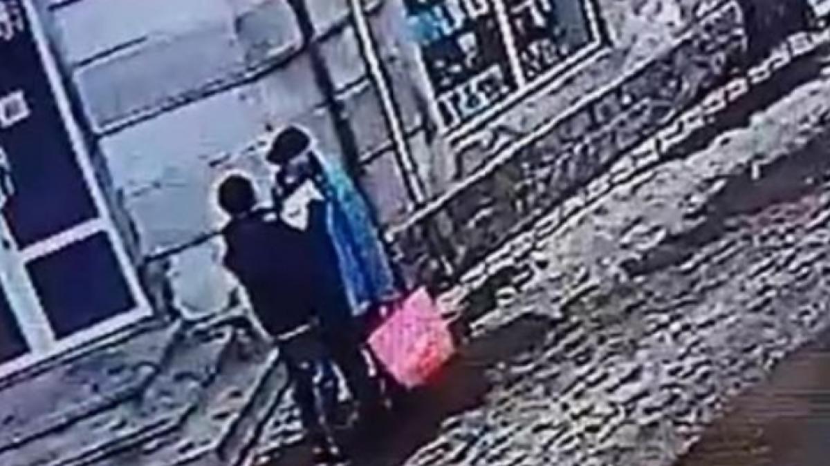 a oprit un barbat pe strada l a imbratisat cu patos si i a spus ca au fost colegi de armata dupa