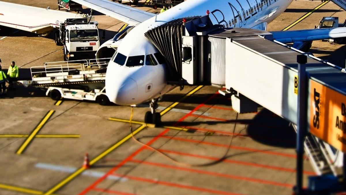 accident dramatic pe aeroport doi oameni au murit dupa ce au cazut din trenul de aterizare al unui