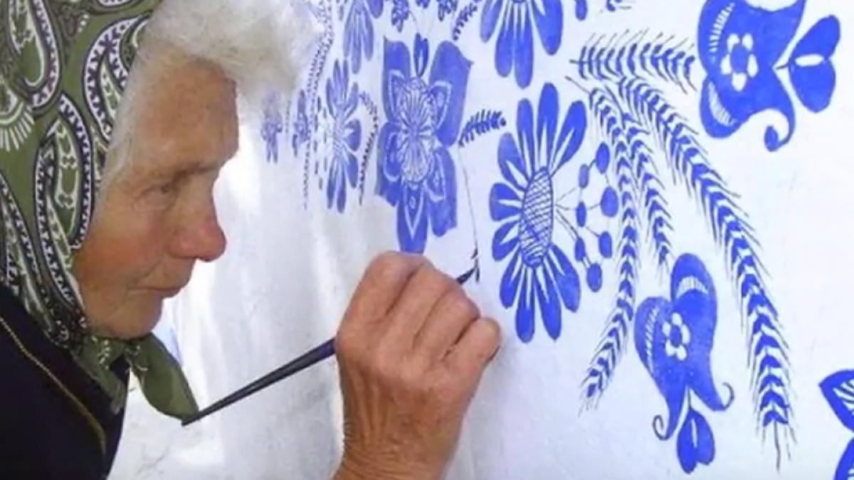 o femeie de 90 de ani transforma casele din satul ei in adevarate opere de arta video