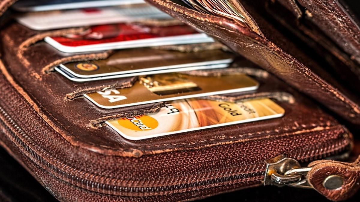 un iesean va sta trei ani dupa gratii pentru un portofel gasit pe jos ce era inauntru