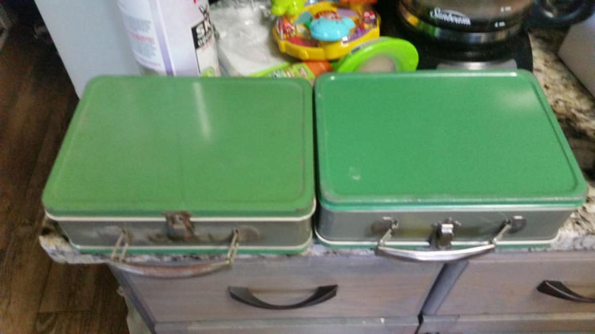 a decis sa si renoveze subsolul casei cand a gasit doua cutii in perete a fost de a dreptul socat